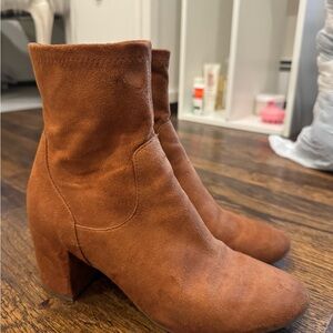 I’m selling tan suede Old Navy boots. They are a women’s size 7 1/2, barely worn